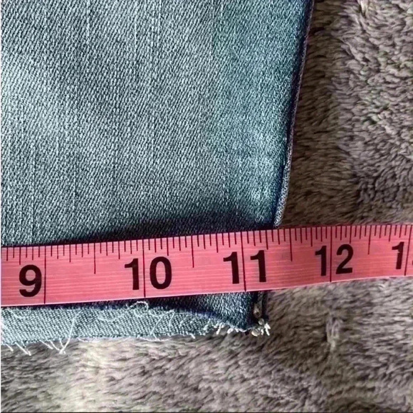 True Religion Maisie Raw-Hem Jean Shorts in Medium Wash Size 29 NWT - Picture 7 of 10